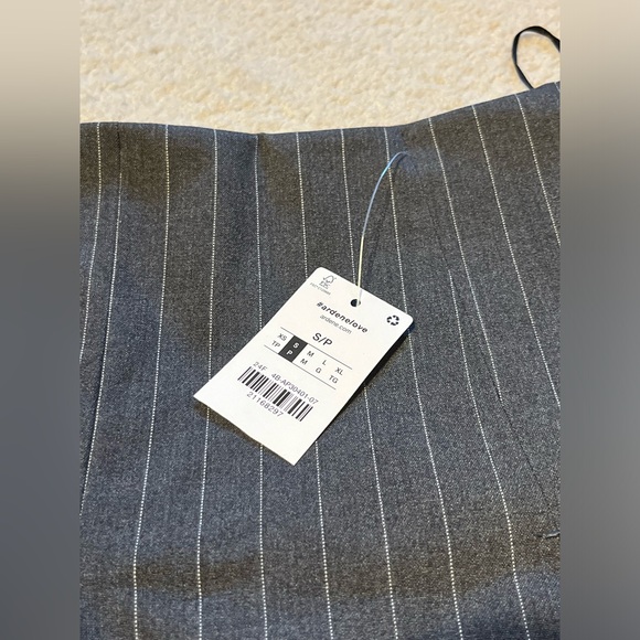 ⭐️NEVER WORN NWT⭐️ Grey And White Pleated Mini Skirt With Shorts - Picture 2 of 6